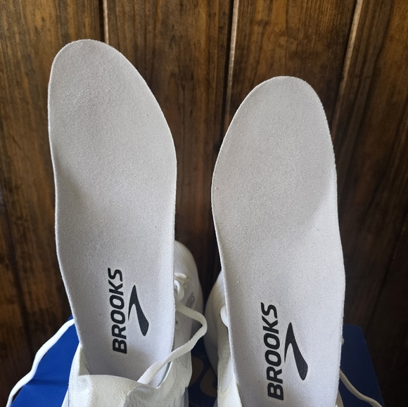 Women's Brooks Adrenaline 25 Size 7.5 Medium - Picture 9 of 12